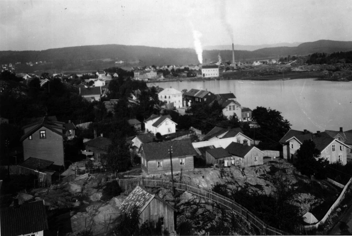Hermann Christian Neupert, Moss. 1930. Oversiktsbilde. Bybebyggelse. Vann. Skog i bakgrunnen.
