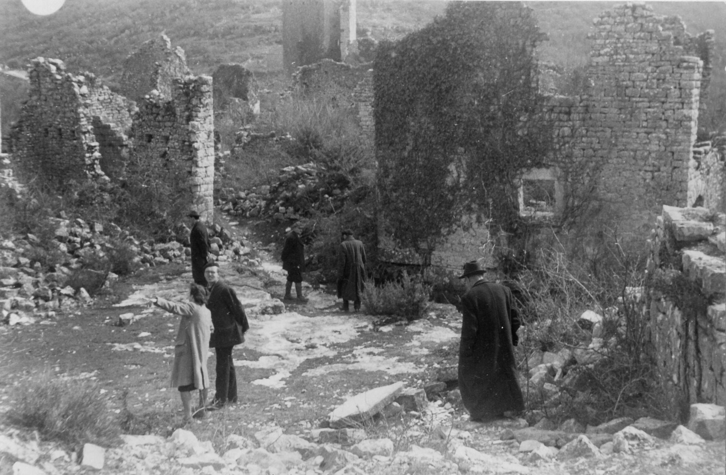 Branko Fučić, Dvigrad (Kanfanar), ruševine srednjovjekovnog grada nedaleko Kanfanara s konzervatorskom ekipom u obilasku (sprijeda idu Ljubo Karaman, prof. France Stele, u prvom planu okrenuta leđima Zdenka Munk i ostali)