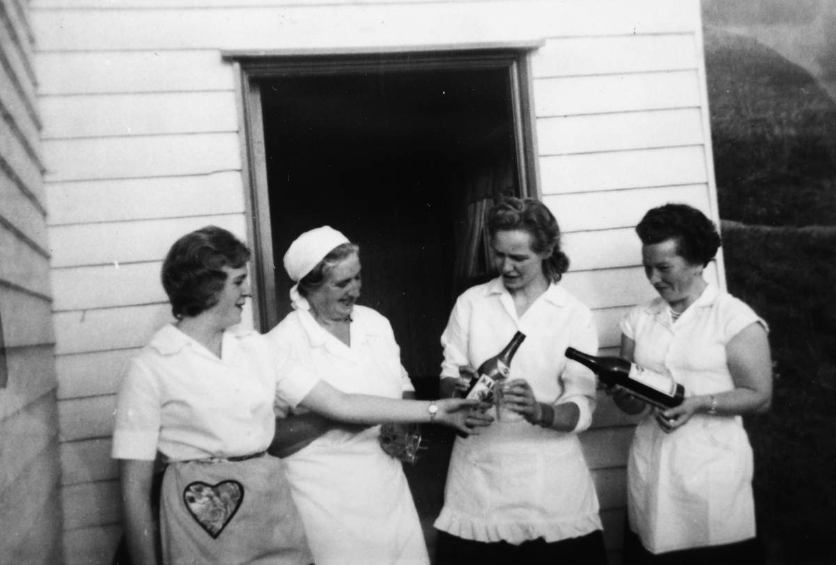 Ukjent, Pålsrud. Konfirmasjonselskap. Kokka og serveringshjelp. F. v. Grete Foss, Ukjent, Oddrun Foss og Ruth Reinhartsen.