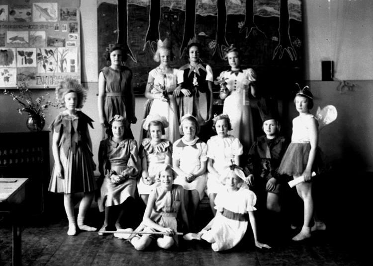 Samuel Lindskog, Vasaskola, classroom interior, school theater, 13 dressed girls. Class 6d, Room 22.