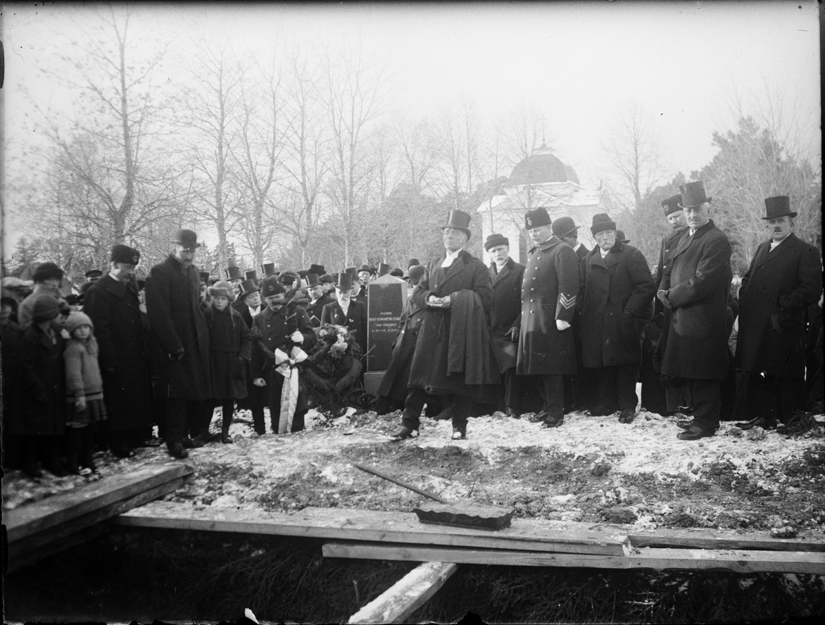 Skötsner-Edhlund, Funeral at Öregrund cemetery. Funeral of sailors who drowned when the Dutch steamer Cornelis went under outside Gräsö, Uppland in 1922