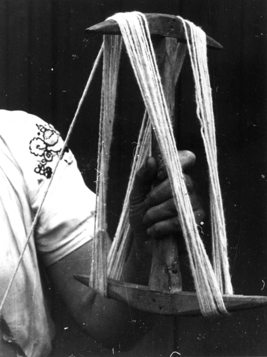 Anna Grostøl, Hespetre med garn. Olderdalen, Kåfjord, Troms 1947.