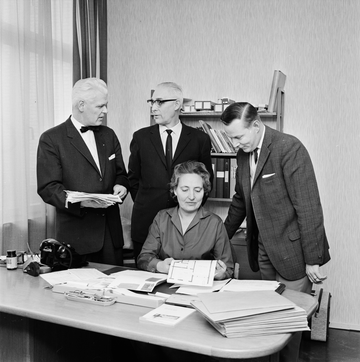 Uppsala-Bild, "300 Uppsalaelever möblerade önskelya" - jurymedlemmarna André Hammarberg, Sten Engberg, Britten Melchert och Hans Laginder, Uppsala mars 1965