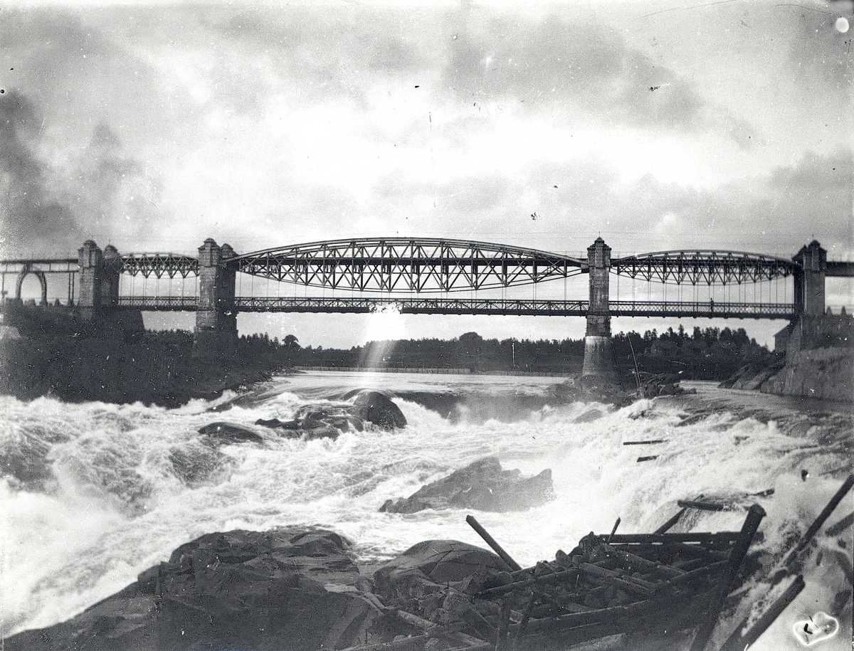 Tom Kent, Bru over Glomma, Sarpefossen, Sarpsborg. Tømmervase ligger nederst i bildet.