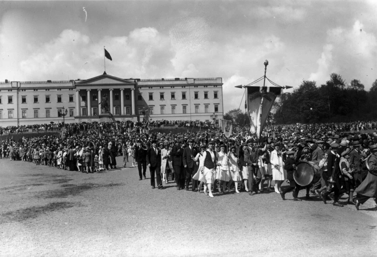 Hermann Christian Neupert, 17. mai-tog på vei ned fra Slottet. Russ. Tilskuere. Slottet i bakgrunnen.