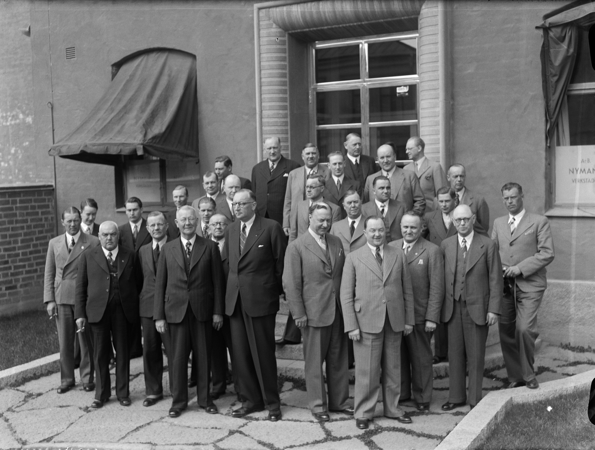 Paul Sandberg, Grupporträtt, män umed anknytning till AB Nymans Verkstäder, kvarteret Noatun, Uppsala maj 1939