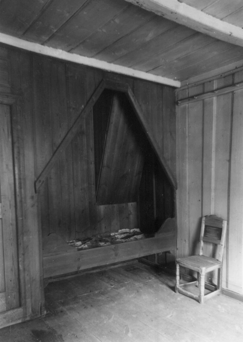 Gisle Midttun, Hofsløkka, Elverum, Sør-Østerdal, Hedmark. Interiør fra kammerset med innebygd seng. Nå på Glomdalsmuseet.