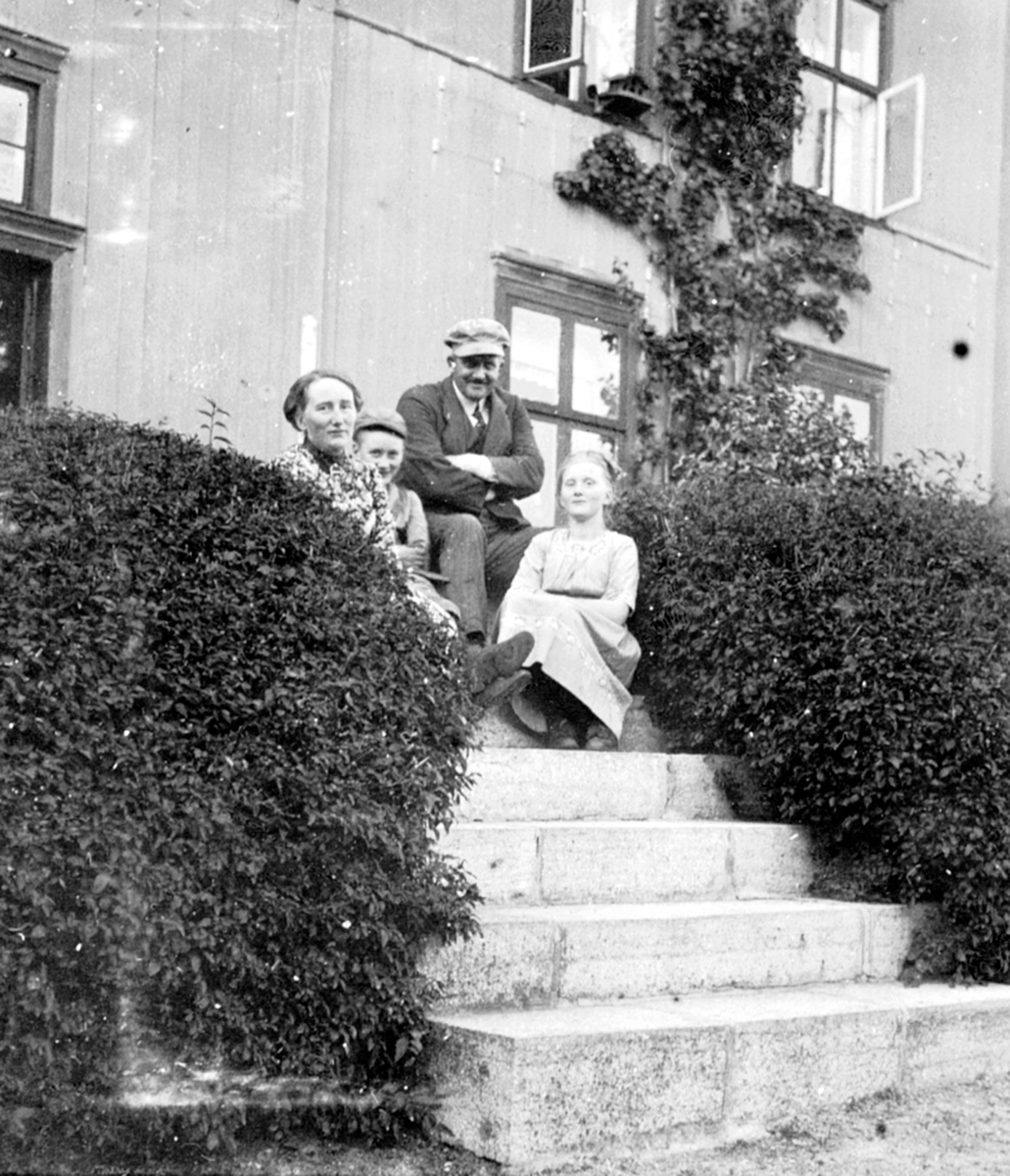 Anno Domkirkeodden, Familie foran hovedbygning med terasse på Nederkvern gård, Brumunddal. Fra venstre er Marta Antonie Bjerke f.1872, Thore Otto Grüner Bjerke f.1903, Thore Kristian Bjerke f.1872, Ingeborg Marie Bjerke f.1902.