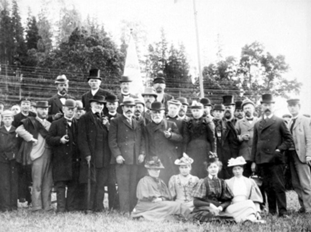 Anno Domkirkeodden, Hamar Katedralskole, Lillehammer gymnas, elever, lærere, skolestevne på Stein gård i Ringsaker. 1. Ramseth, 2. Brock, 3. Bernhoft, 4. Rørholt, 5. Rud, 6. Jynge, 7. Vetlesen, 8. Hals, Lillehammer, 9. Kjølstad, Lillehammer, 10. Rektor horn, 11. Holth, 12. Krohg, 13. Rektor Knap, Lillehammer, 14. Marg…