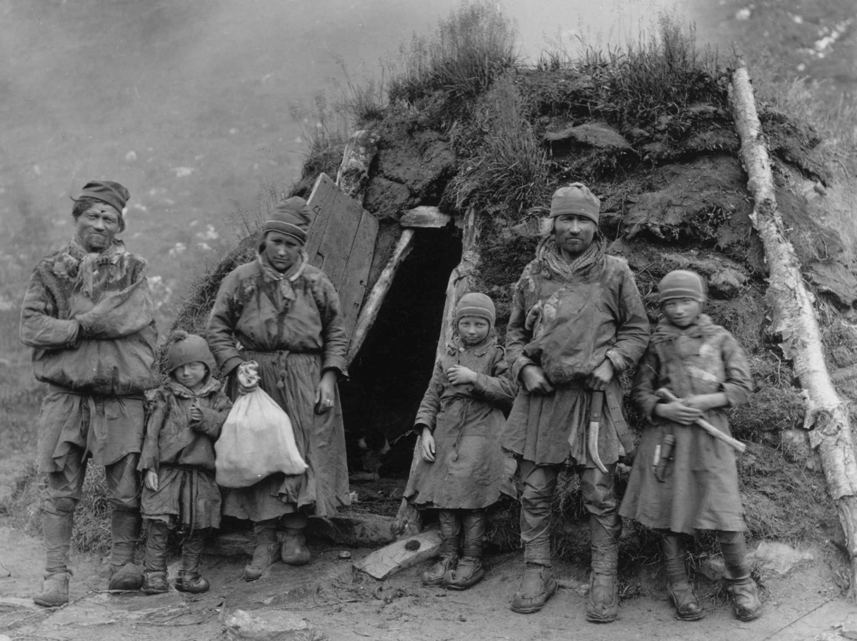 Axel Lindahl, Svenske samer, muligens fra Karesuando, foran en gamme. Antagelig Lyngen 1885-1892.