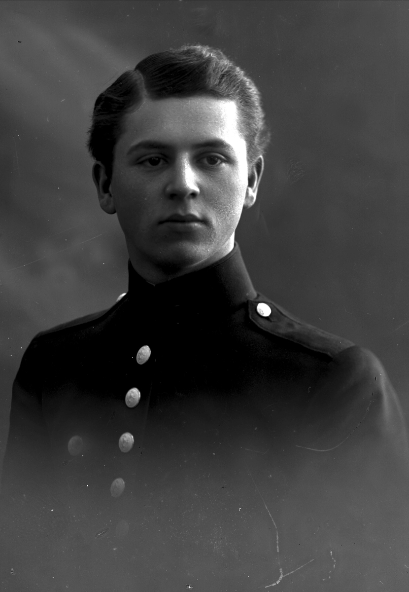 Gustav Borgen, Portrett, mann i kadettuniform.
