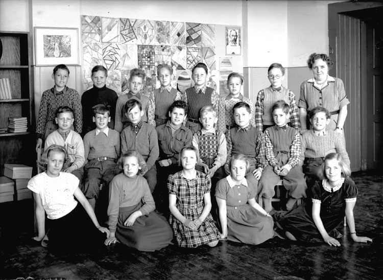 Sven Lindskog, Olaus Petriskolan, classroom interior, 20 schoolchildren with teacher Miss Rut Widell. Class 4Aa, Room 22.