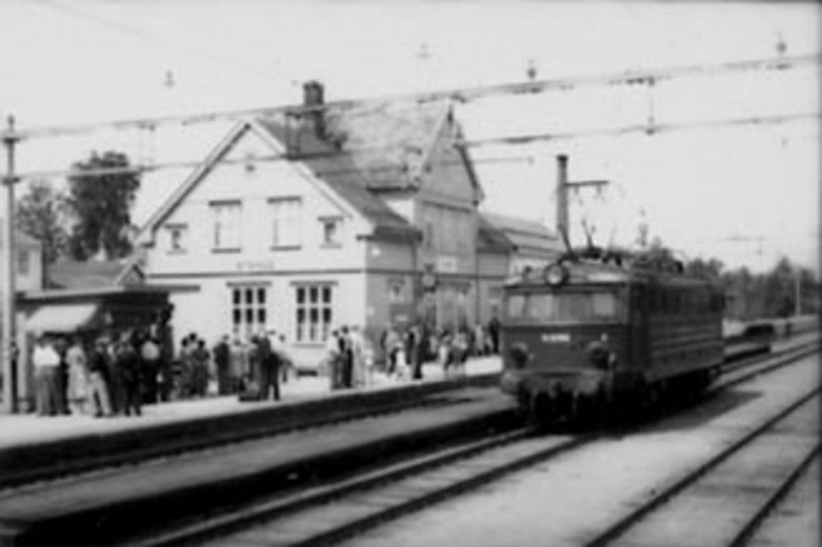 Anno Domkirkeodden, LOKOMOTIV, STANGE STASJON, MYE FOLK, ÅPNING AV ELEKTRISK JERNBANE