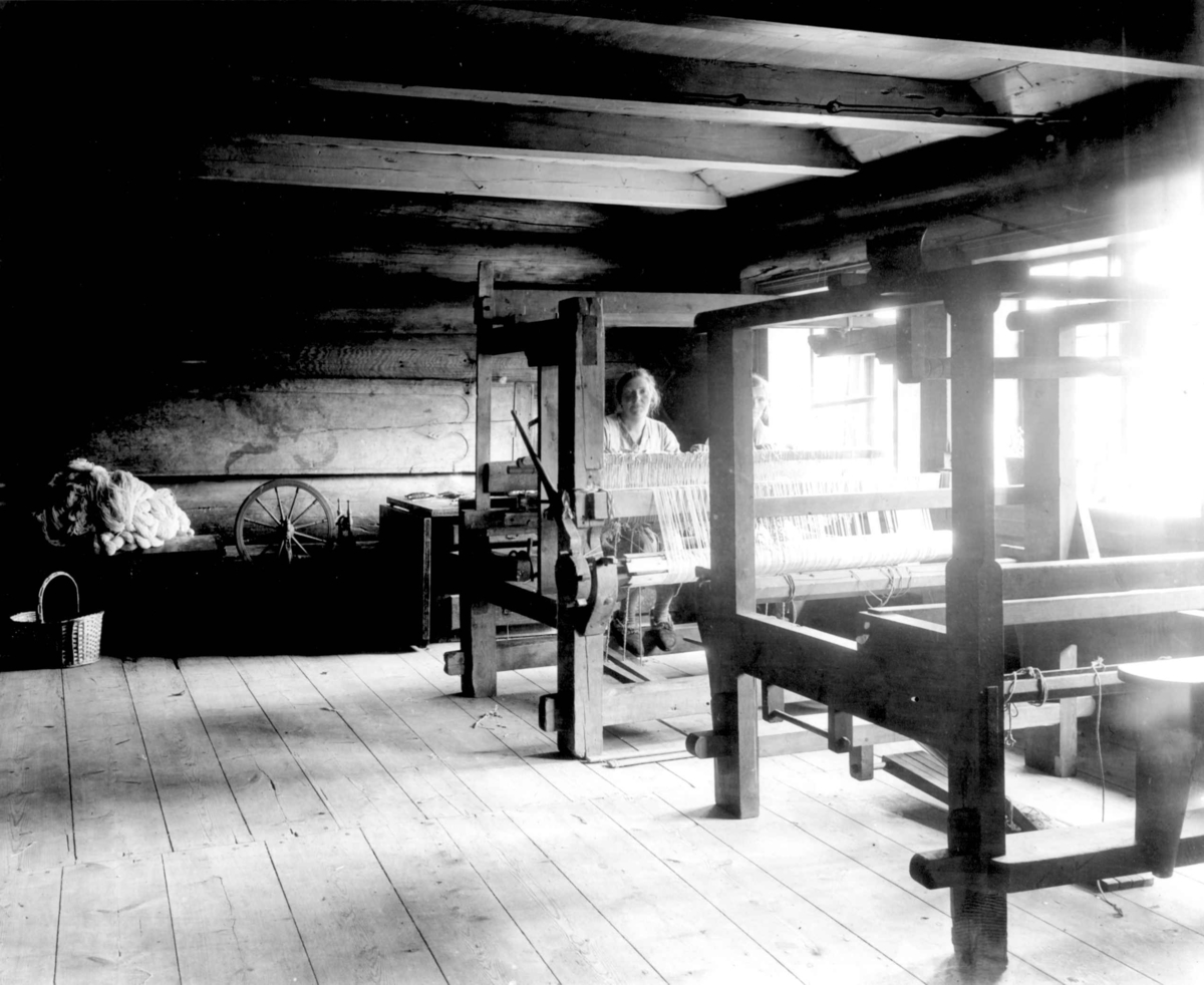 Anders Beer Wilse, Interiør med vevstoler, to kviner sitter ved den en veven. Aga, Ullensvang, Hordaland 1933.