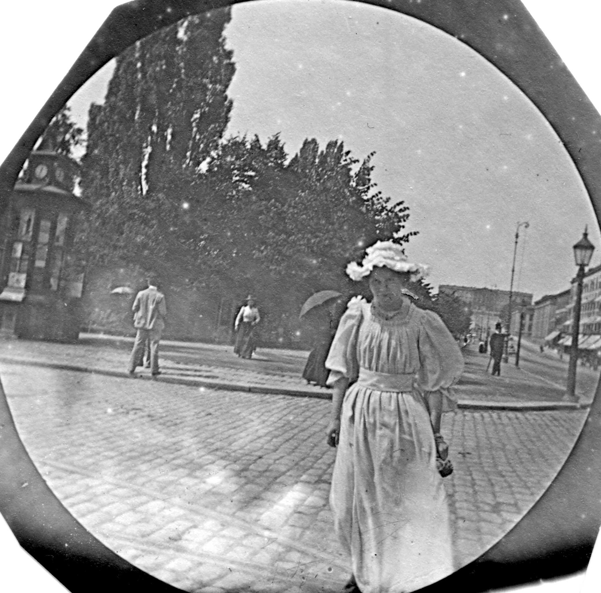 Fredrik Carl Mülertz Størmer, Tre kvinner spaserer langs Karl Johans gate, Oslo.