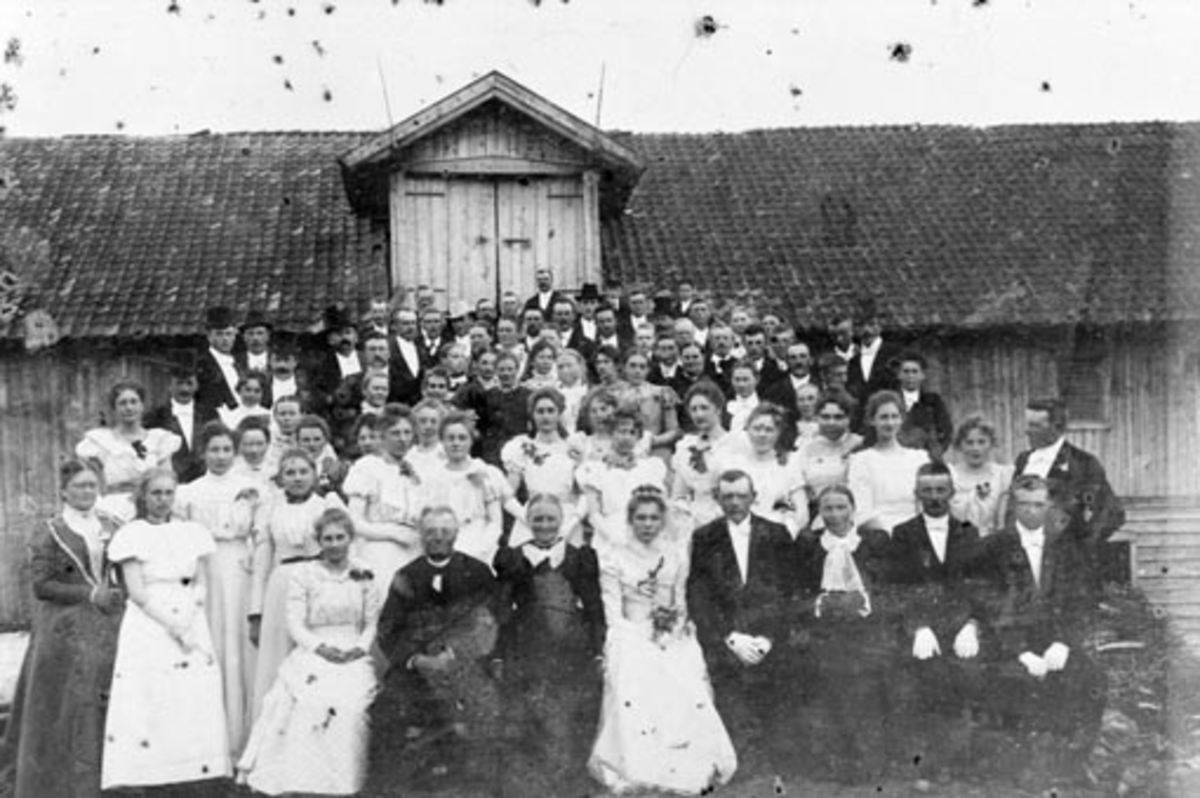 Anno Domkirkeodden, Stor gruppe bryllupsgjester oppstillt på låvebrua på Mølstad østre, Nes, Hedmark. Brudeparet er Even Berntsen Skinstad (1866-1935) og Petra Andreasdatter Mølstad (1877-1960).