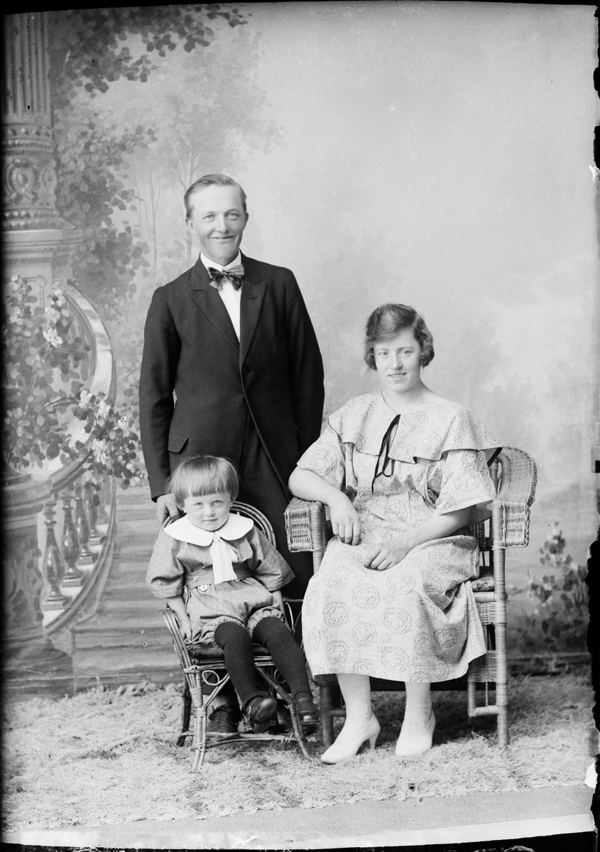 Skötsner-Edhlund, Ateljéporträtt - familjen Larsson från Wäddika, Hökhuvuds socken, Uppland
