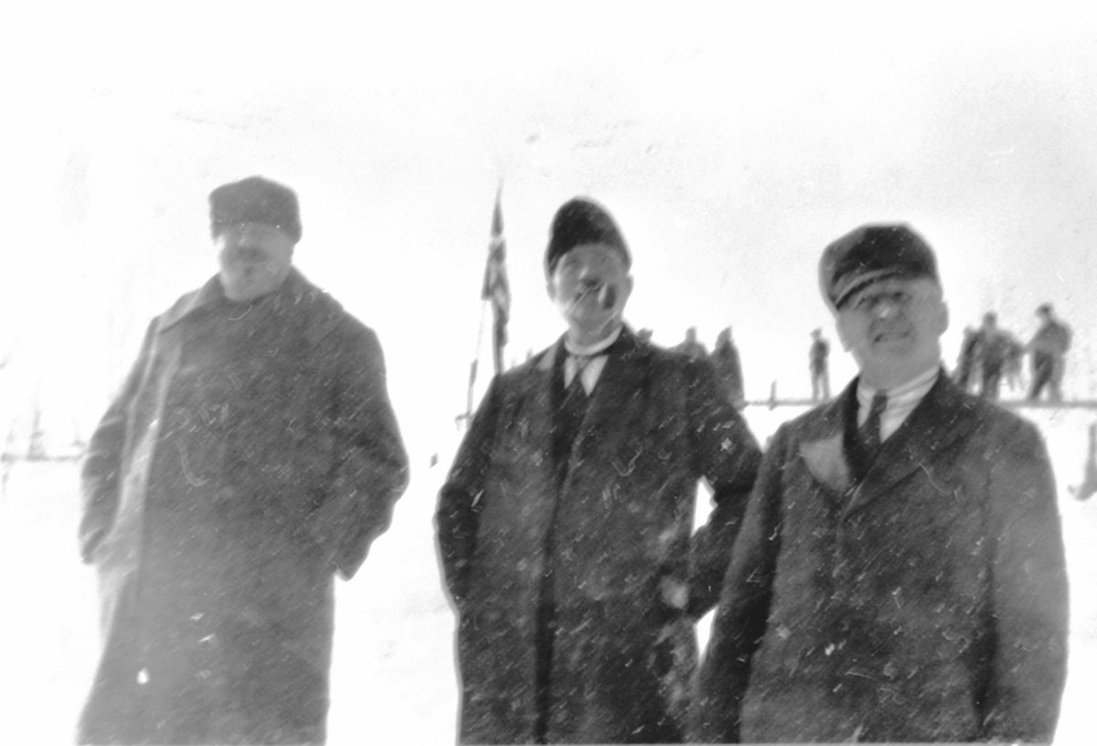 Anno Domkirkeodden, Skoleskirenn i Fredheimsbakken, Nes, Hedmark. Publikum er fra venstre Simenstad, Lunde, Simen Borud.
