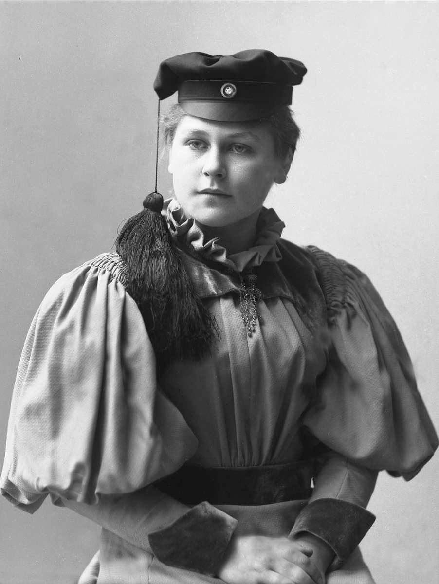 Gustav Borgen, Portrett, kvinne med studentlue. Frøken Marie Falk.