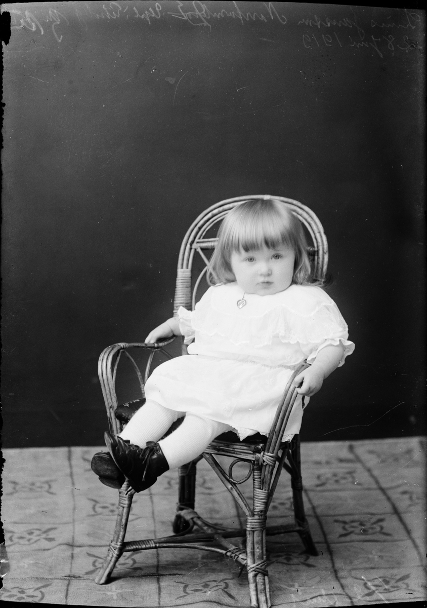 Skötsner-Edhlund, Ateljé Portrait - Children of Linus Jansson from Fornbro, Ekeby parish, Uppland 1919