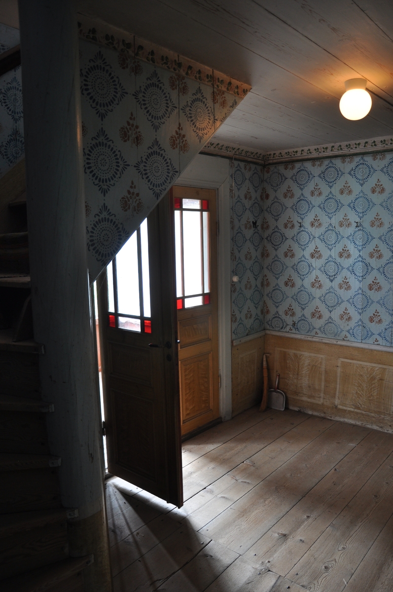 Simon Langwagen, Interiör från förstugan i parstugan på Nygårdsgården i Bingsjö. Byggnaden stod ursprungligen på annan plats i byn men flyttades omkring 18601861 till nuvarande plats som då var åkermark.