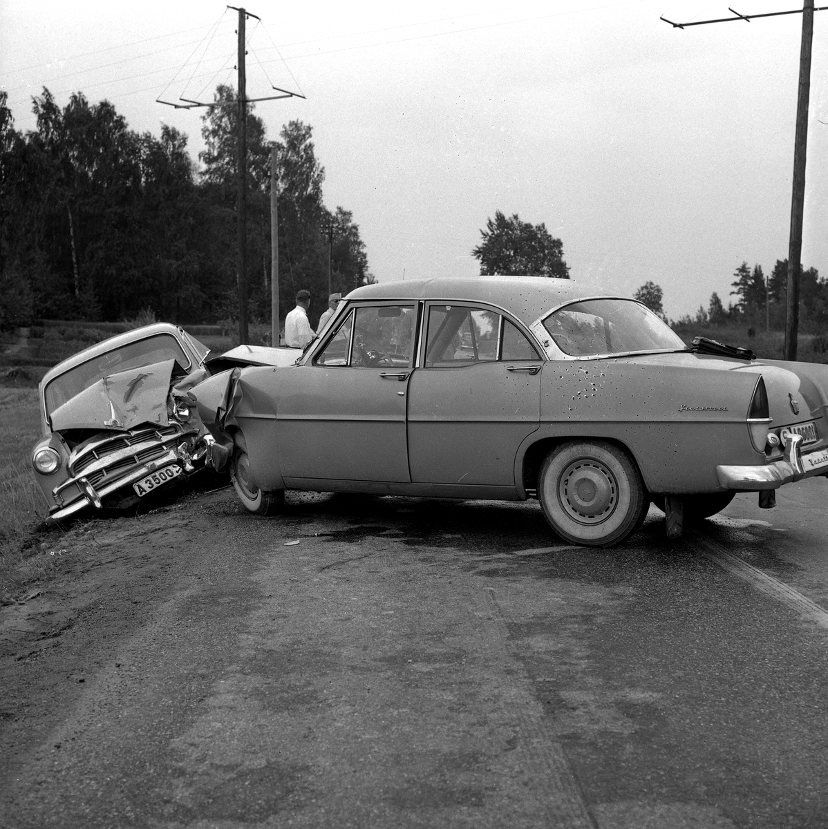 Örebro Kuriren, Bilkrock. 2 st. A-bilar. Myrö. 15 september 1955.