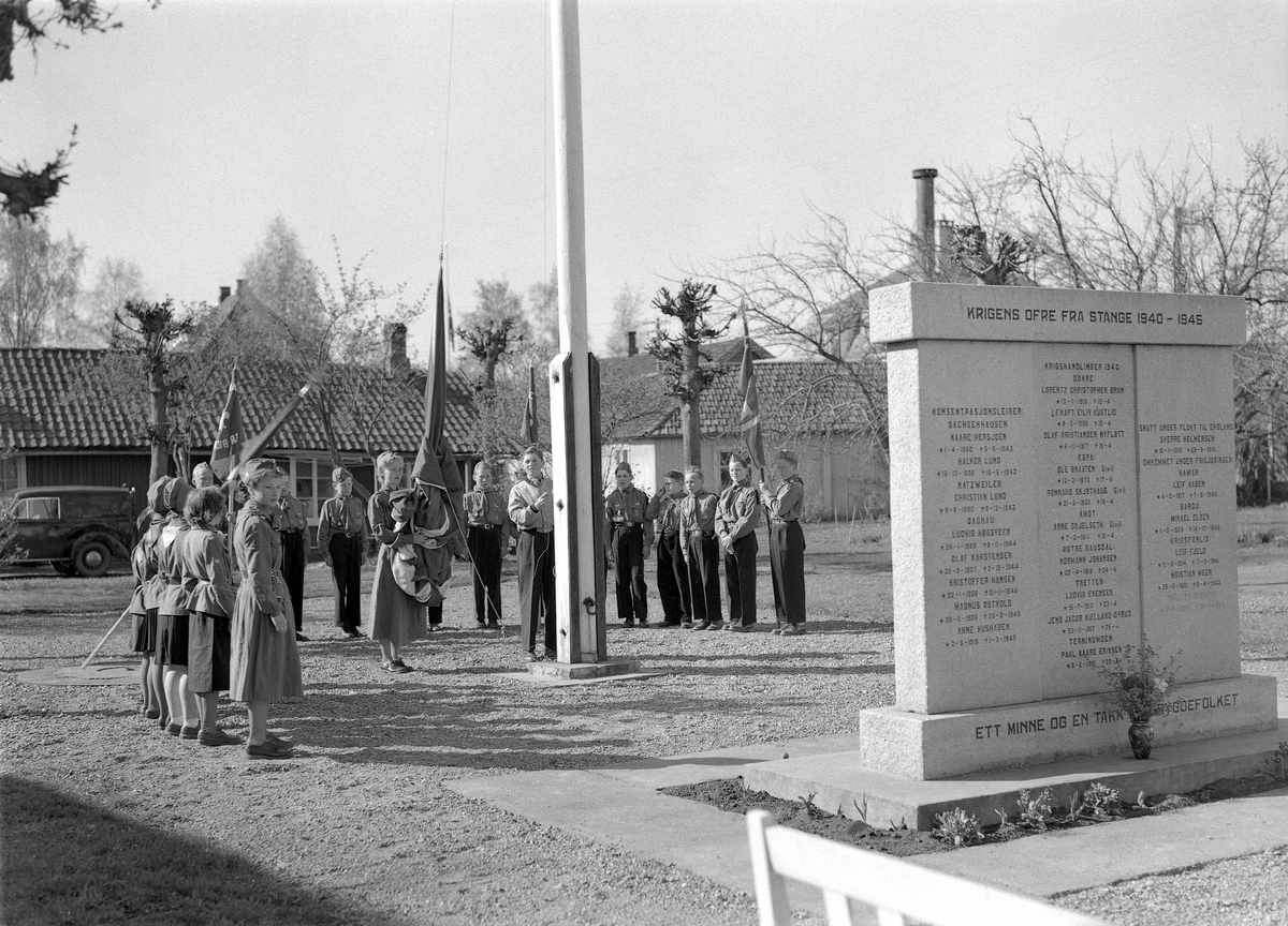 Anno Domkirkeodden, 17 MAI, SPEIDERE VED MINNESMERKE OVER DE FALNE 1940-1945, FLAGGHEISING. BAUTAENS OPPRINNELIGE PLASS UTENFOR DET GAMLE BEDEHUSET.
