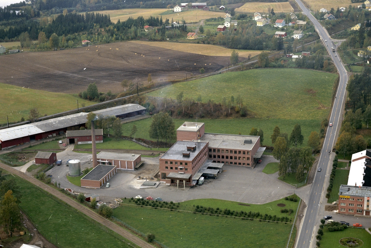 Widerøes Flyveselskap A/S, Flyfoto, Hedmark tørrmelk, Nora Fabrikker, Brumunddal, Ringsaker.