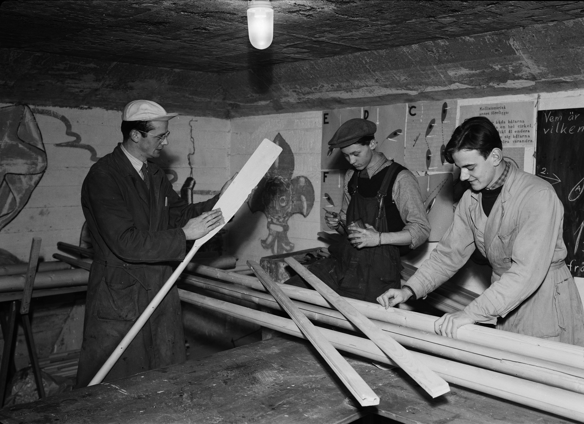 Paul Sandberg, "Nine sailcanoes are built in Upsala. Upsala canoeing association has“shipbuilding”in a shelter’, Uppsala 1946