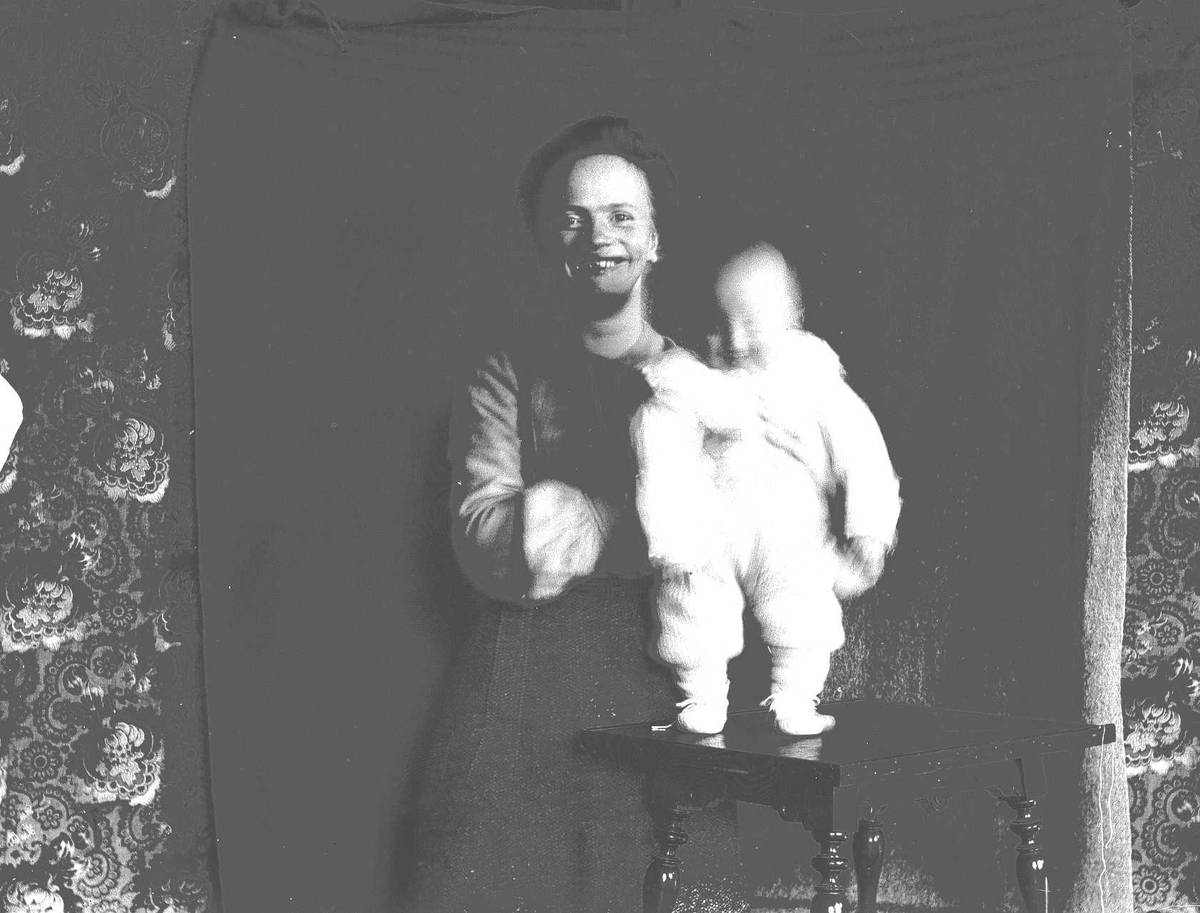 Axel Quinsgaard Wiborg, Margrethe Q. Wiborg med Halvor Nicolai i Munkedamsveien 3, Oslo, 1903. Mor og barn.