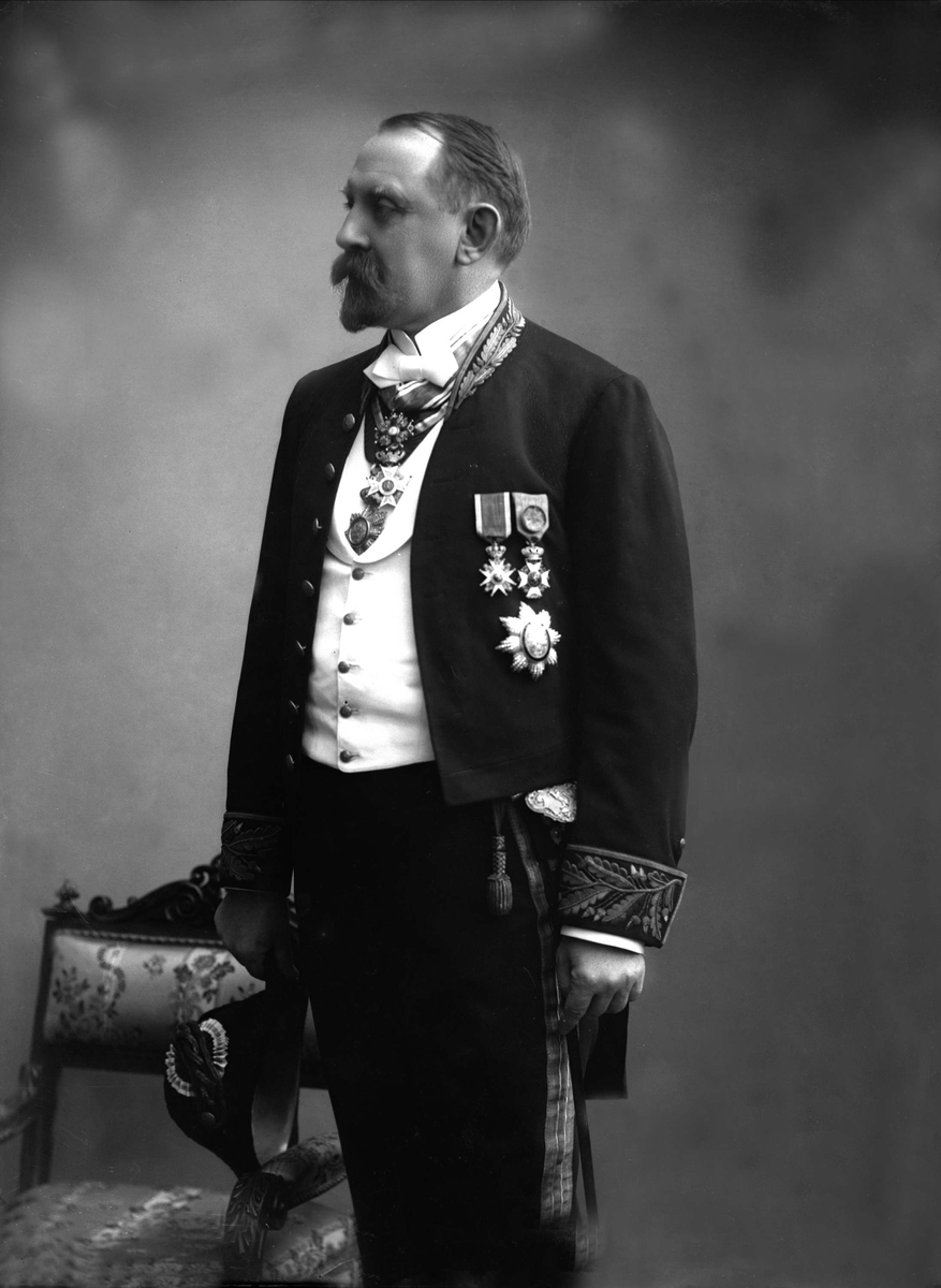 Gustav Borgen, Portrett, Fredrik Olaf August Woxen i uniform som ekspedisjonssjef og sjef for fengselsstyret.