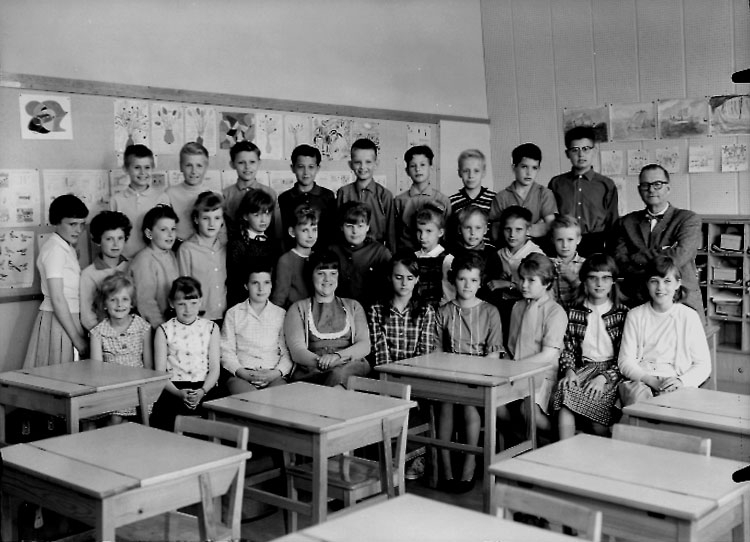 Sven Lindskog, Vasaskolan, classroom interior, 29 schoolchildren with teacher Bertil Berglund. Class 4Aq, Room 2.