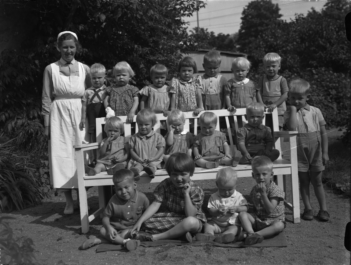 Paul Sandberg, Children and caregivers, probably in a day care center in Uppsala, August 1942