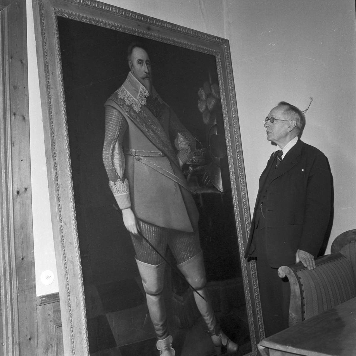 Uppsala-Bild, Gustav Adolfs Akademien, professor Sahlgren vid målning av Gustav II Adolf, Uppsala 1958
