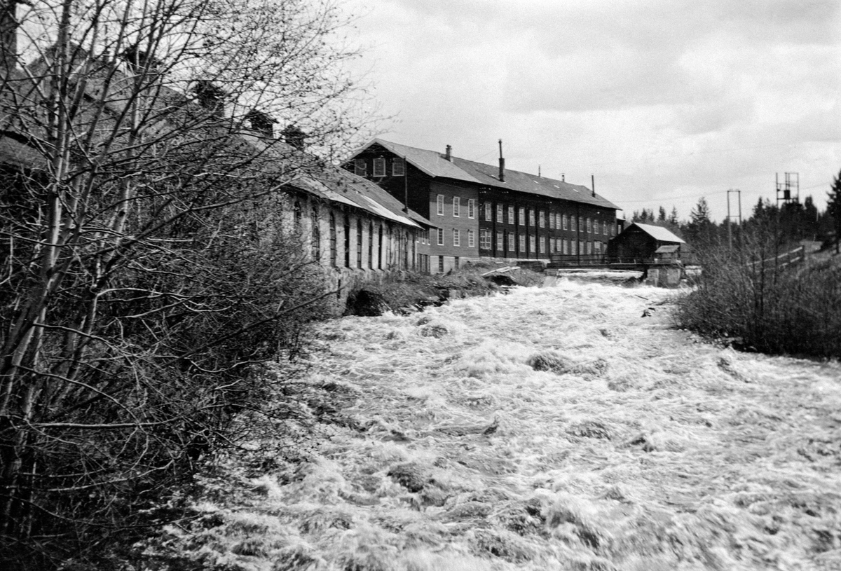 Anno Domkirkeodden, EKSTR: AADALS BRUK, ÅDALSBRUK, STOR VANNFØRING I SVARTELVA, AADALS BRUG, I FORGRUNNEN STØPERIET, DERETTER LIGGER VERKSTEDBYGNINGEN OG I BAKGRUNNEN TURBINHUSET. SE HEFTET "DET VAR ENGANG ET INDUSTRISAMFUNN AADALS BRUG 1842-1928" SKREVET AV ÅSE KROGSRUD, UTGITT 2003. Løten.