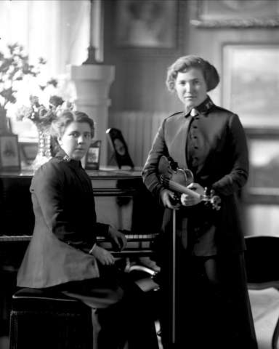 Gustav Borgen, Gruppeportrett, to kvinner i frelsesarmeuniform. En ved pianoet, den andre med fiolin. Frøken Mary Berg.