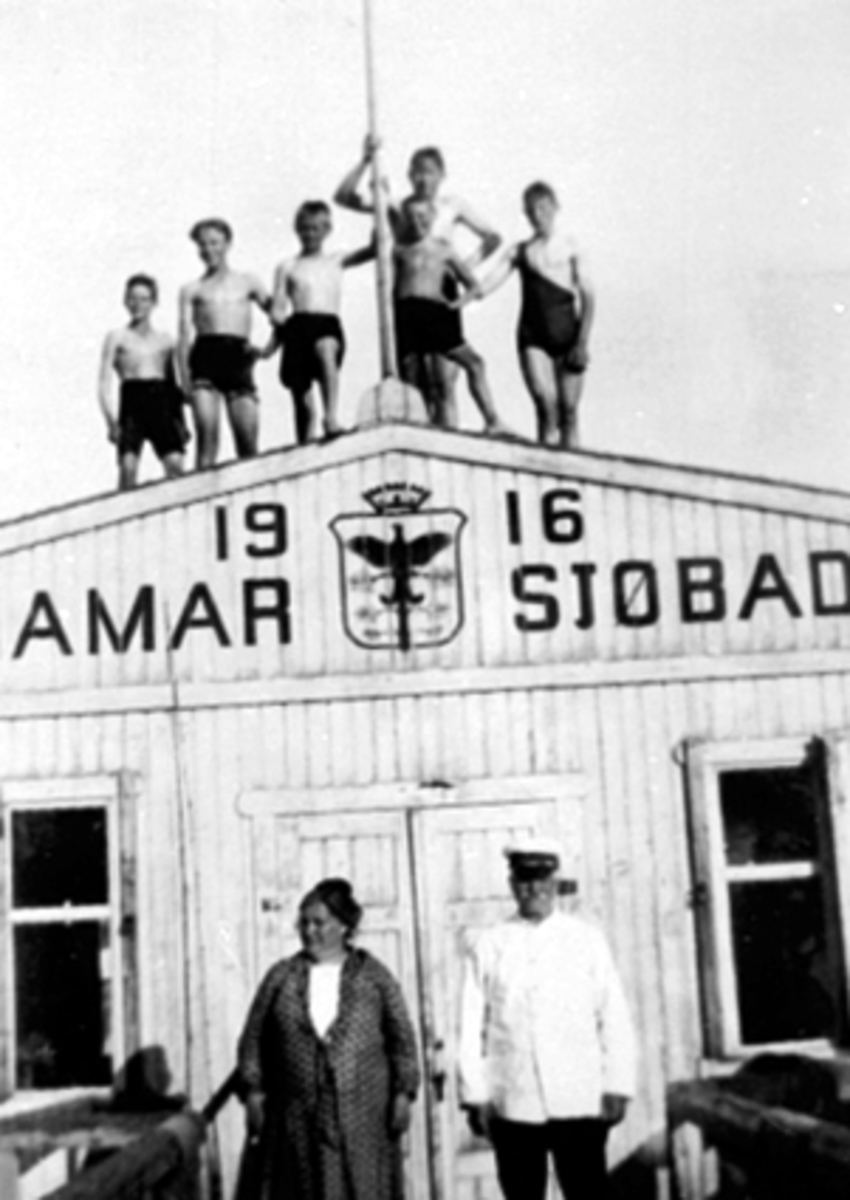 Anno Domkirkeodden, GUTTER I BADEBUKSE, HAMAR SJØBAD, STORHAMARSTRANDA, BADEHUS, BESTYRERPAR, HAMAR BYVÅPEN, FRITID, BADING.. (Hamar Badehus, bygget i 1916, revet i 1931.)