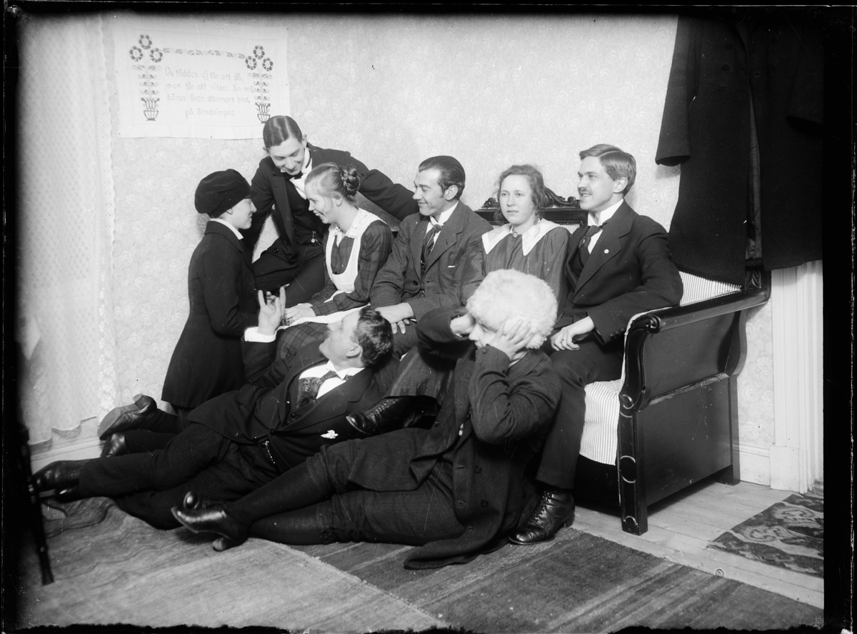 Skötsner-Edhlund, Josef Edhlund med vänner sitter i soffa, Östhammar, Uppland