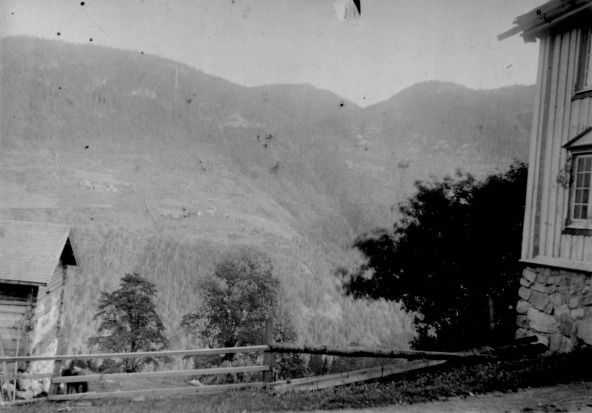 Ukjent, Fra en serie fotografier fra et album som har tilhørt folklorist og professor Moltke Moe (1859-1913), antatt fra 1880-årene med motiver fra Telemark.