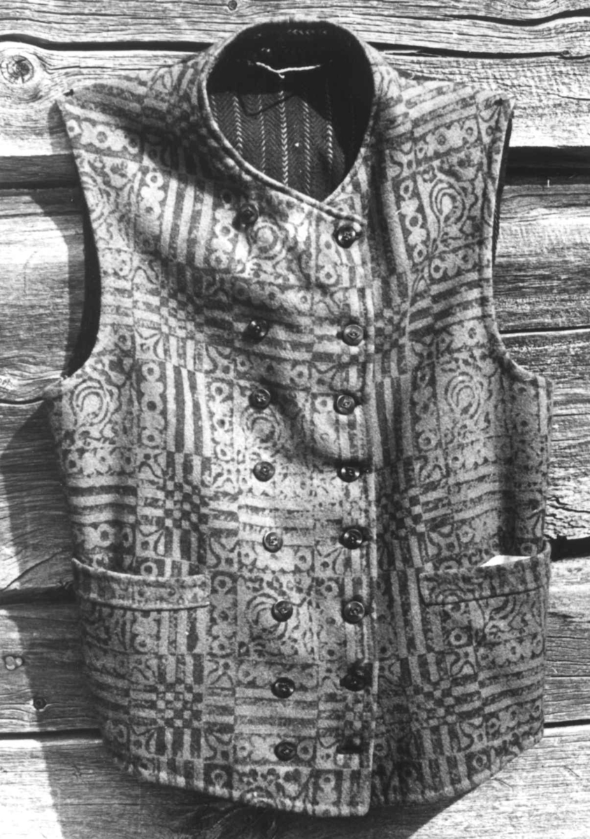 Anna Grostøl, Vest av ull med påtrykt mønster. Tydal, Sør-Trøndelag 1938.