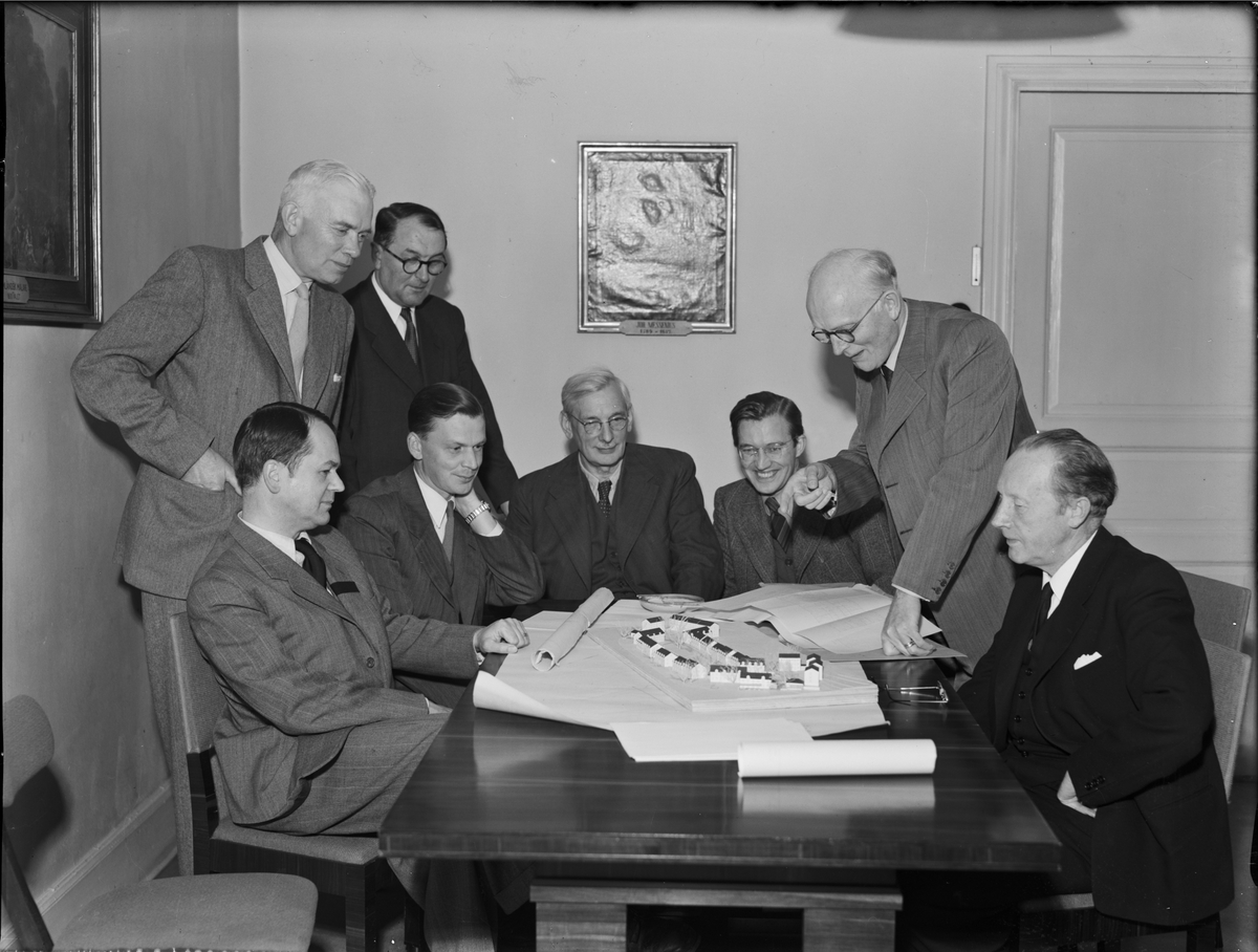 Paul Sandberg, Män sitter vid bord och tittar på byggmodell, Uppsala 1949