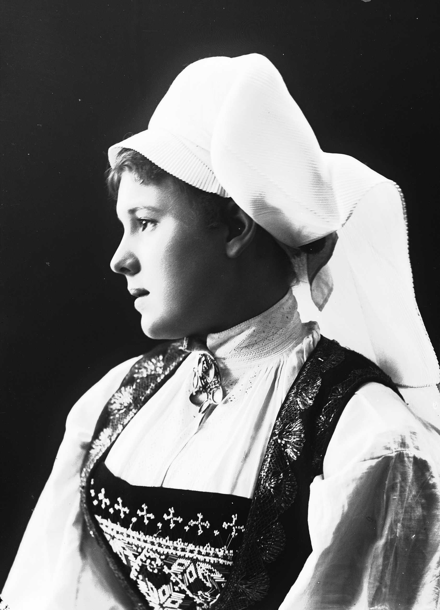Solveig Lund, Studioportrett av kvinne i drakt og skaut.