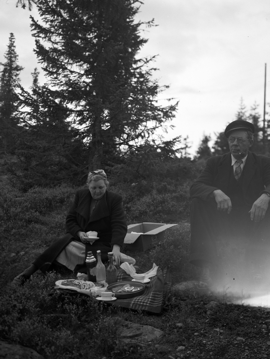 Kristian Heramb, Ukjent kvinne og mann på tur i skogen, drikker kaffe.