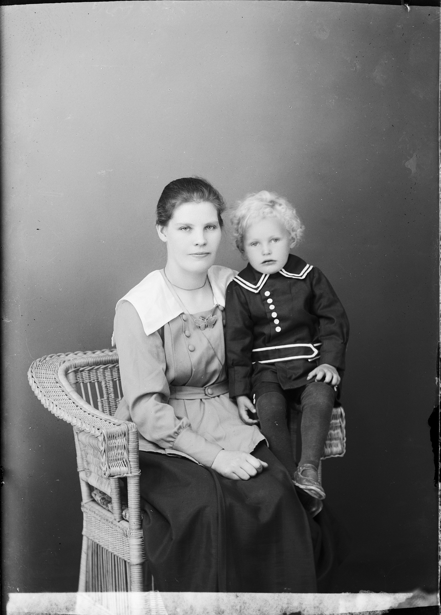 Skötsner-Edhlund, “Wife” Söderman from Öregrund with son, Uppland 1921