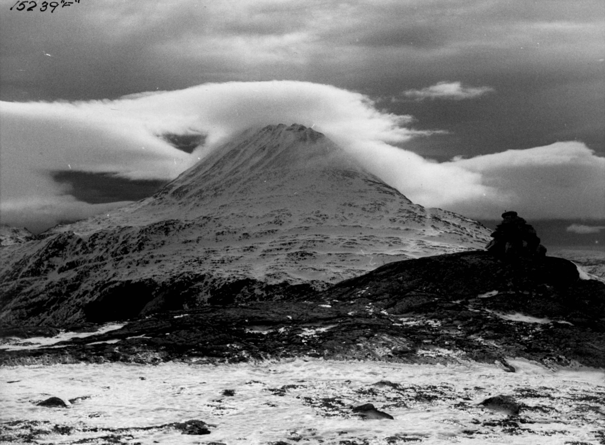 Anders Beer Wilse, Vinterlandskap med varde ved Gaustatoppen.