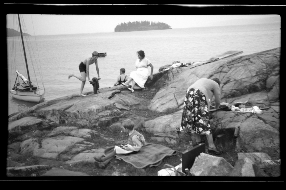 Rolf Sr. Sundt, Rolf Sundt jr., Albert og Claire Weber, Lars Peter Sundt og hans mor Hilda Sundt har gått i land på Høvikvollen, Røyken. Fotografert 1936.