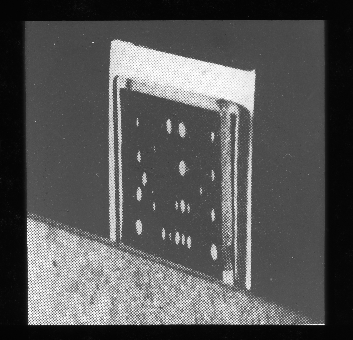 Unknown artist, Skioptikonbild från Institutionen för fotografi vid Kungliga Tekniska Högskolan. Använd av professor Helmer Bäckström som föreläsningsmaterial. Bäckström var Sveriges första professor i fotografi vid Kungliga Tekniska Högskolan i Stockholm 1948-1958. Polaris-foto i infrarött.