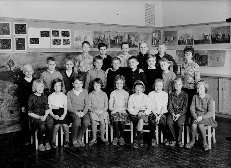 Unknown artist, Klassrumsinteriör, 22 skolbarn med lärarinna.