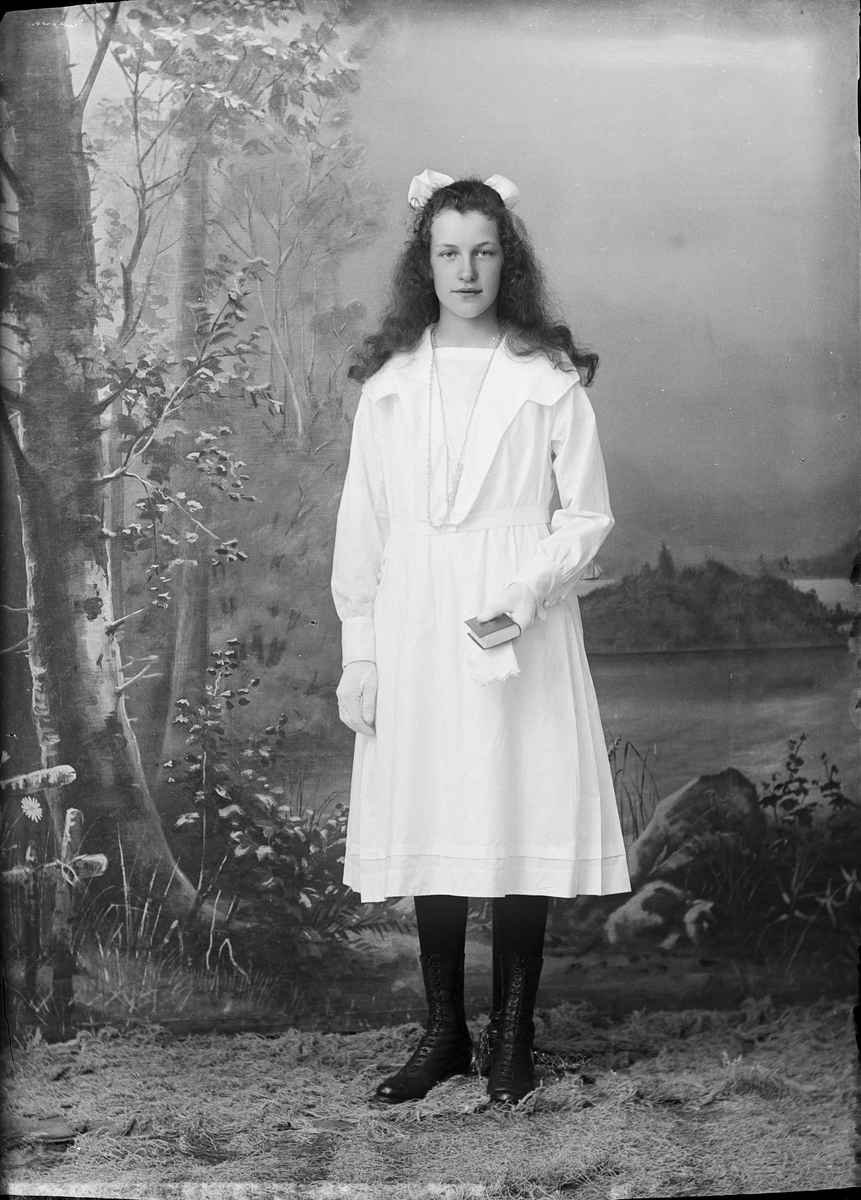 Skötsner-Edhlund, Ateljéporträtt - Märtha Jansson från Raggarön, Börtil socken, Uppland 1923