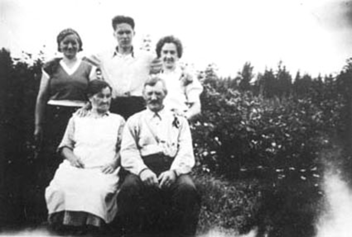 Anno Domkirkeodden, GRUPPE: 5, FAMILIEN BÆKKEN, SITTENDE FRA VENSTRE: ANNA BÆKKEN, OLAF BÆKKEN, BAK FRA VENSTRE: OLAUG BÆKKEN, PETTER BÆKKEN, HELGA BÆKKEN, OTTESTAD I STANGE.